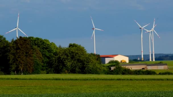 Zielona Energia Generator Wiatru Dom Zielonym Polach Wiatraki Materiał — Wideo stockowe