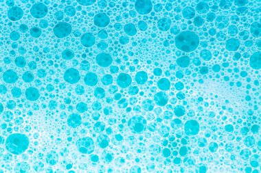 Köpük köpükler. Beyaz köpüklü mavi su. Temizlik ve hijyen geçmişi. Köpüklü sabun köpüğü. Doku köpüğü yakın plan. mavi sabun köpükleri arka plan. 