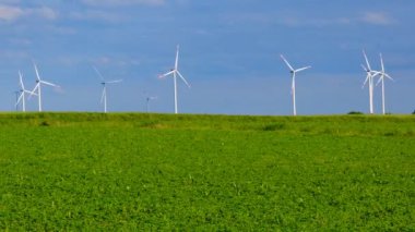 Yeşil enerji. Yeşil alanda rüzgar jeneratörü. Yenilenebilir enerji. 4k görüntü