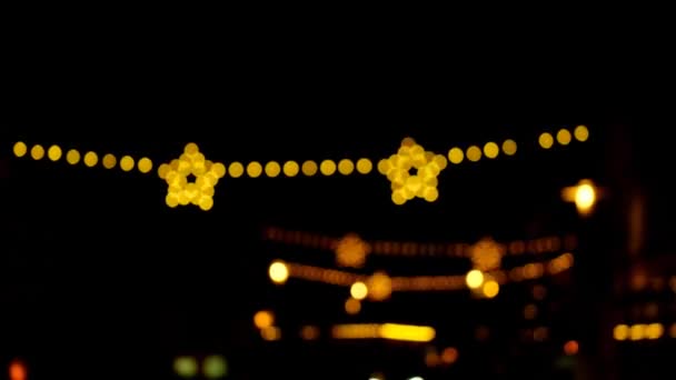 Festliche Weihnachtsstadtbeleuchtung Leuchtende Girlanden Der Europäischen Weihnachtsstraßen Festliche Nächtliche Illumination — Stockvideo