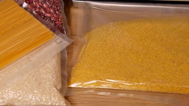 Aspiration Des Céréales Millet Dans Sac Vide Procédé Sous Vide — Video