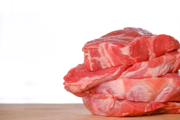 Pedaços Carne Uma Placa Corte Madeira Carne Crua Uma Placa — Fotografia de Stock