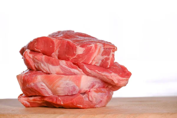 조각을 고기를 요리하면 고기가 나옵니다 위에서 고기가 나옵니다 바탕에 널빤지 — 스톡 사진