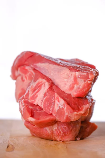 Τεμάχια Κρέατος Μια Ξύλινη Επιφάνεια Κοπής Μαγειρεύοντας Προϊόντα Κρέατος Ακατέργαστο — Φωτογραφία Αρχείου