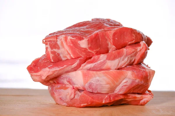 Hústermékek Nyers Hús Vágódeszkán Apróra Vágott Hús Fehér Alapon Egy — Stock Fotó