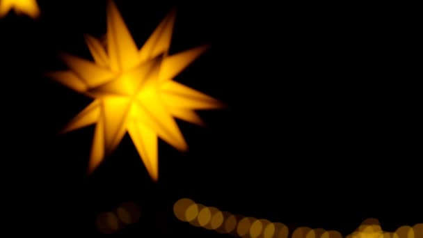 クリスマスの提灯黒の背景に装飾的な黄色の懐中電灯 クリスマスの装飾クリスマスの街の照明 夜のお祝いの照明 キラキラしたガーランドと暗い背景 — ストック動画