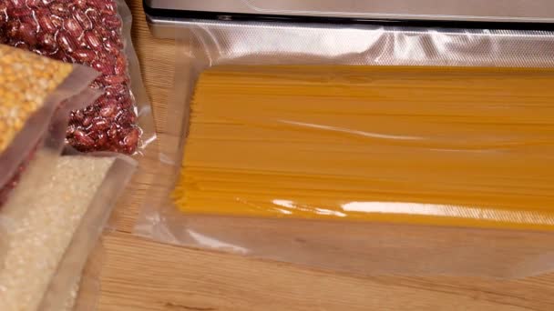 真空袋にスパゲティ 真空Spagetti Vacumプロセス真空バッグに製品の保管食品供給 長期保存のための真空製品 4K映像 — ストック動画