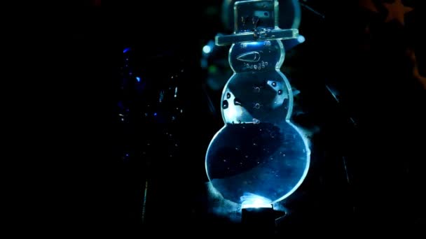 Weihnachten Schneemanndekorationen Blau Glühende Schneemänner Auf Einem Dunklen Background Festive — Stockvideo