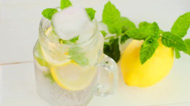 Limonlu yaz içkisi. Maden suyu bardağa doluyor. Düşük hareket. Yüksek kalite 4k görüntü