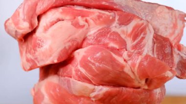 Kesme tahtasında çiğ et. Protein besin. Beyaz bir arka planda tahtada doğranmış et. Et parçaları. Yüksek kalite 4k görüntü