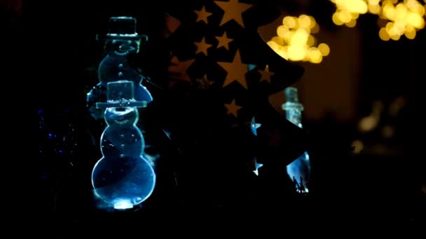 Schneemanndeko Strassenweihnachtsdekoration Blau Leuchtende Schneemänner Und Sterne Vor Dunklem Hintergrund — Stockvideo