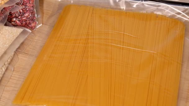 Espagueti Vacío Proceso Vacío Espaguetis Una Bolsa Vacío Almacenamiento Productos — Vídeos de Stock