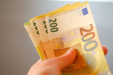 Avrupa ülkelerindeki giderler ve gelirler. Euro döviz kurları. Bütçe tahsisi. Avrupa para birimi. Avrupa ülkelerinde nakit ödemeler ve harcamalar. Avrupa 'da malların maliyeti 