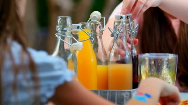 Zomers Feest Zomer Drankje Vruchtensappen Smoothies Glazen Flessen Set Children — Stockvideo