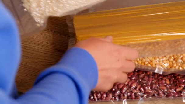 Tahıl Boşaltıyorum Pirinç Bezelye Spagetti Vakumlu Poşetlerde Fasulye Eller Masaya — Stok video
