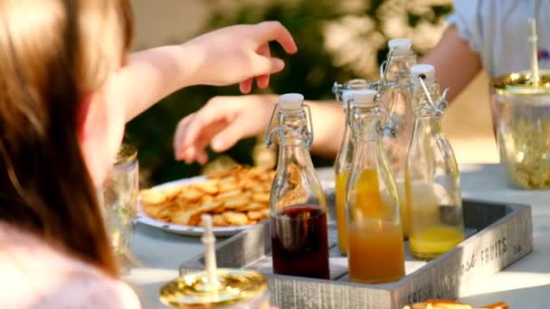 Frutas Verano Berriesat Una Fiesta Niños Los Niños Comen Bayas — Vídeo de stock