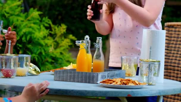 Fiesta Niños Los Niños Abren Bebidas Frutas Jardín Soleado Verano — Vídeos de Stock