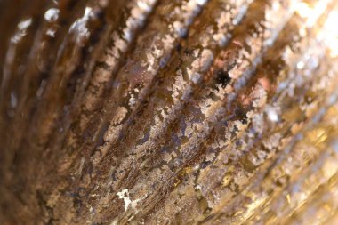 Tırtıklı yüzey. Paslı metalik parlak doku. Paslı, köhne metal bir arka plan. Çok güzel bir arka plan. Kopya alanı olan çatlak duvar dokusu. Paslı metal dokusu.