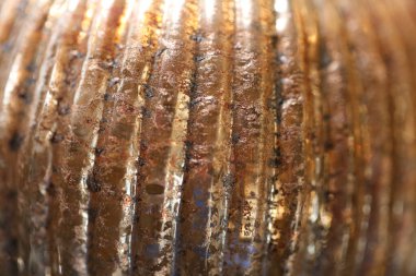 Paslı metalik parlak doku. Kabuklu, parlak bir yüzey. Paslı, köhne metal bir arka plan. Çok güzel bir arka plan. Kopya alanı olan çatlak duvar dokusu. Paslı metal dokusu.