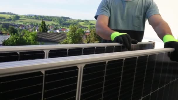 Painel Solar Fechar Nas Mãos Sobre Casas Cidade Background Renewable — Vídeo de Stock