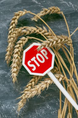 Buğday ithalatını ve ihracatını durdurun. Buğday kulakları ve kara tebeşir tahtası tabelalarını durdurun. Yiyecek krizleri, buğday ithalatı ve ihracatı. Buğday ve un ürünleri için artan fiyatlar..