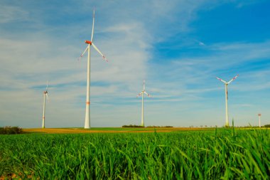 Rüzgar yenilenebilir enerji. Rüzgâr jeneratörleri mavi arka planda bir alanda. Rüzgâr jeneratörleri. Doğal enerji. Doğal yenilenebilir temiz eko enerji..