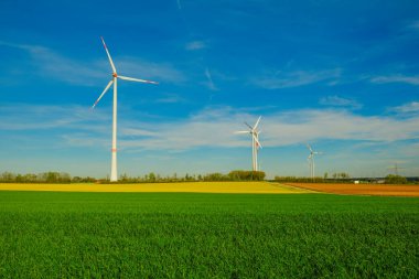 Rüzgar yenilenebilir enerji. Rüzgâr jeneratörleri mavi arka planda bir alanda. Rüzgâr jeneratörleri. Doğal enerji. Doğal yenilenebilir temiz eko enerji..