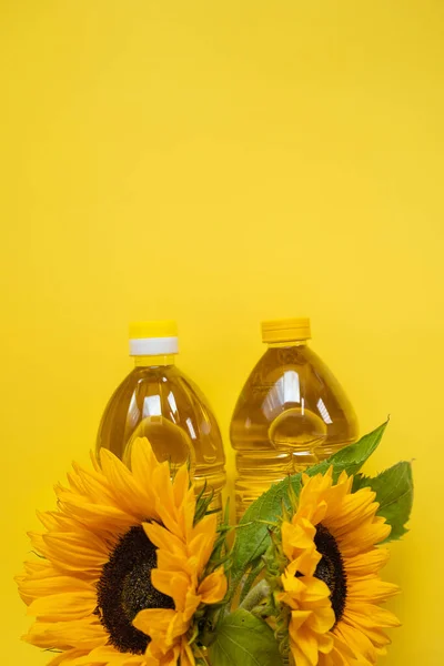 Sunflower Oil Bottles Sunflowers Blooming Bright Yellow Background Organic Natural — Stock Photo, Image