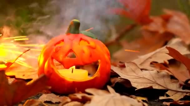 Halloween Season Burning Jack Lantern Pumpkin Brown Leaves Stump Sparks — Stockvideo