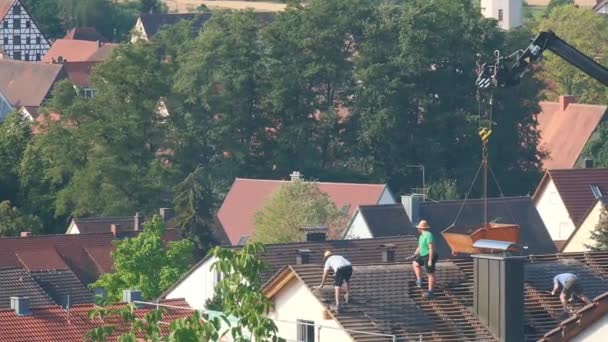 Workers Remove Old Tiles Roof Builders Roof House Footage — 图库视频影像