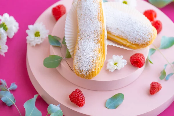 Pastalar Şekerli Ahududulu Muhallebi Kekleri Pembe Podyumda Fuchsie Arka Planında — Stok fotoğraf