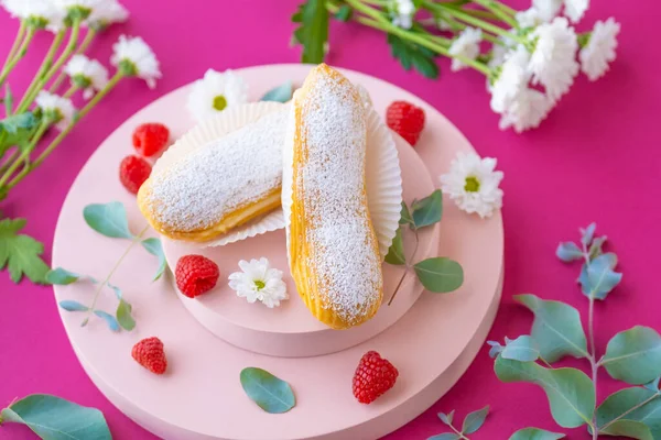 Pastalar Pudra Şekerli Ahududulu Kekler Fuchsie Arka Planında Pembe Bir — Stok fotoğraf
