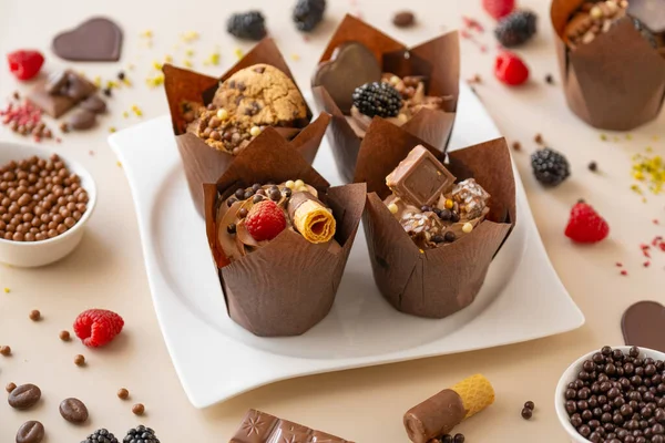 Cupcake Chocolate Com Framboesas Waffles Crocantes Decoração Chocolate Fundo Bege — Fotografia de Stock