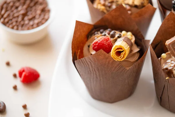 Cupcake Com Framboesas Waffles Crocantes Decoração Chocolate Fundo Bege Sobremesa — Fotografia de Stock