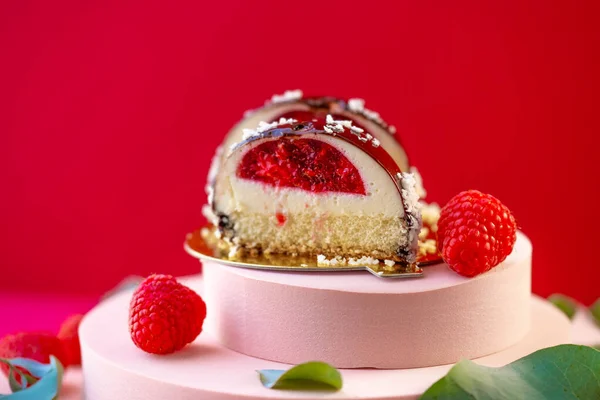 디저트 빨간색 배경에 분홍색 지휘대 라즈베리를 채우고 라즈베리를 케이크 — 스톡 사진