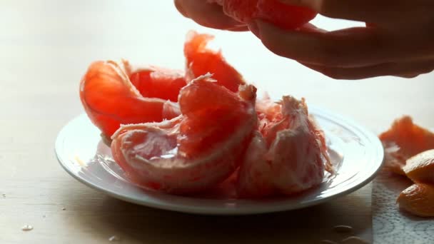 Obieranie Grejpfrutów Splash Krople Soku Grejpfrutowego Owoce Cytrusowe Świeże Soczyste — Wideo stockowe