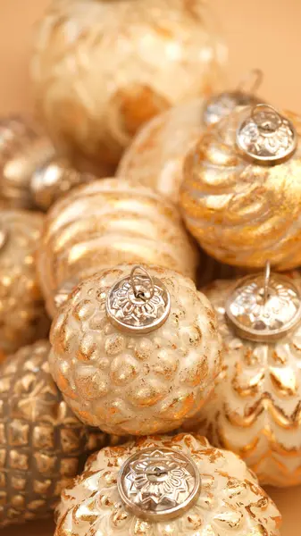 Kerstballen Achtergrond Gouden Kerstballen Set Kerstboom Decoraties Textuur Feestelijke Glanzende — Stockfoto