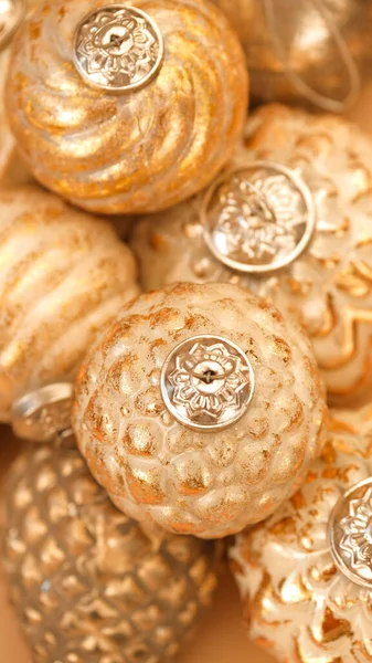 Gouden Kerstballen Set Kerst Decoraties Textuur Feestelijke Glanzende Achtergrond Gouden — Stockfoto