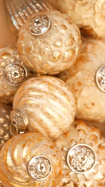 Kerstballen Achtergrond Gouden Kerstballen Set Feestelijke Glanzende Achtergrond Gouden Tinten — Stockfoto