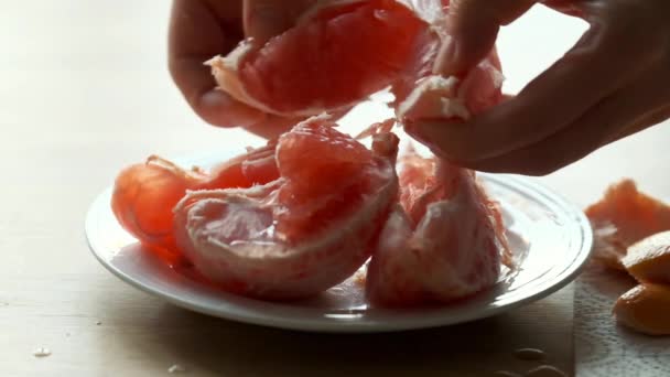 Grejpfruit Hands Obieranie Grejpfrut Splash Krople Soku Fresh Soczyste Owoce — Wideo stockowe