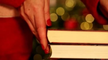 Işıldayan Noel ağacı ve çelenklerle ilgili yılbaşı kitapları. Kış kitapları. Kış mevsiminde okumak. 4k görüntü