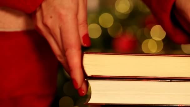 Książki Świąteczne Błyszczące Choinki Girlandy Tła Stos Książek Żeńskich Rękach — Wideo stockowe
