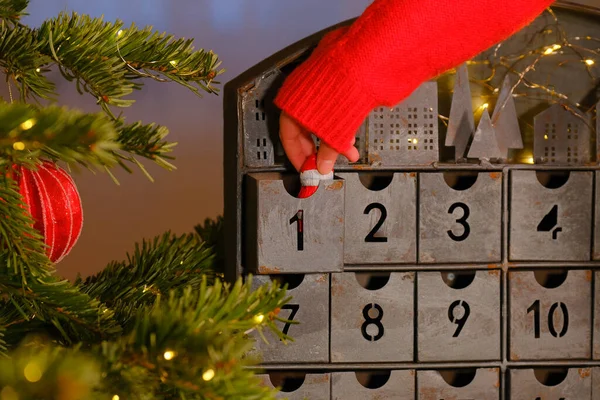 圣诞节来临的背景下 手里拿着巧克力圣塔爪 孩子们拿着一件毛衣 用玩具打开圣诞树旁的圣塔爪 — 图库照片