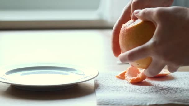 Grejpfrut Hands Obieranie Grejpfruta Świeże Soczyste Owoce Cytrusowe Owoce Śniadanie — Wideo stockowe