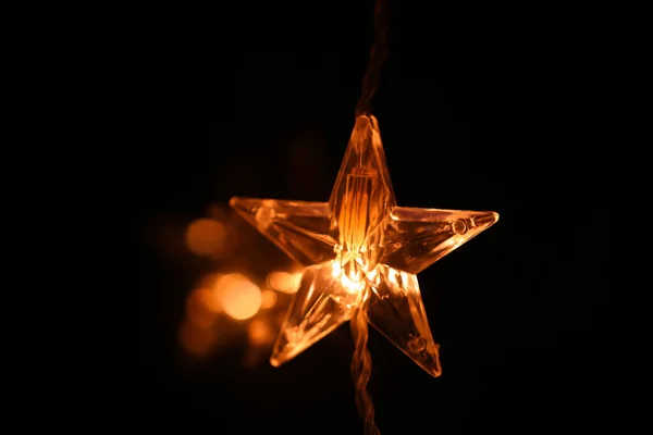 Estrella Ardiendo Sobre Fondo Negro Papel Pintado Navidad Guirnaldas Brillantes — Foto de Stock