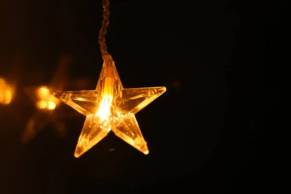 Vánoční Tapeta Hvězda Hoří Černém Pozadí Slavnostní Zářící Věnce Tmavém — Stock fotografie
