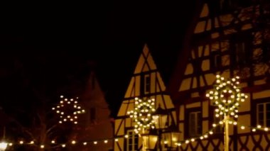 Almanyadaki Noel aydınlatması. Yarı ahşap evler ve şenlikli parıldayan dekorasyonlar. Avrupa 'da Noel.