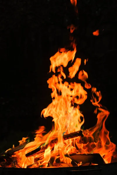 Legna Ardere Falò Fiamme Sfondo Nero Camino Con Tronchi Fiamme — Foto Stock