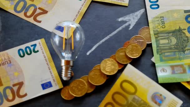 欧洲的电价上涨 在欧盟支付电费 欧元和美分 以及黑色背景上的箭头 4K镜头 — 图库视频影像