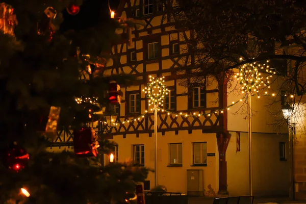 Avrupa Noel Almanya Şenlikli Aydınlanma Yarı Ahşap Evler Parıldayan Süslemeler — Stok fotoğraf